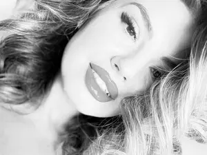 Live Porn with Ur_Wet_Desire from Myfreecams